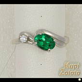 Серебряный комплект Перстень  с зеленым камнем в сочетании с изделием Серебряные серьги с фианитами Фото